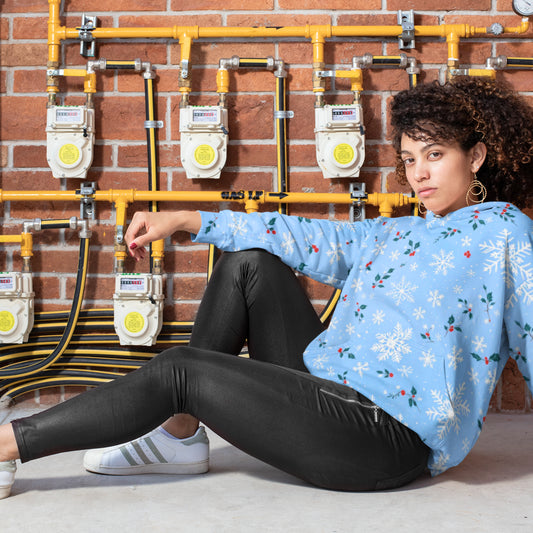 Sudadera unisex con capucha: copos de nieve y acebo invernales, estampado festivo por todas partes