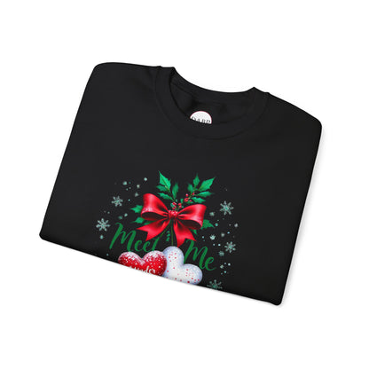 Sudadera unisex de cuello redondo Heavy Blend™ - Meet Me Under the Mistletoe - Vacaciones románticas