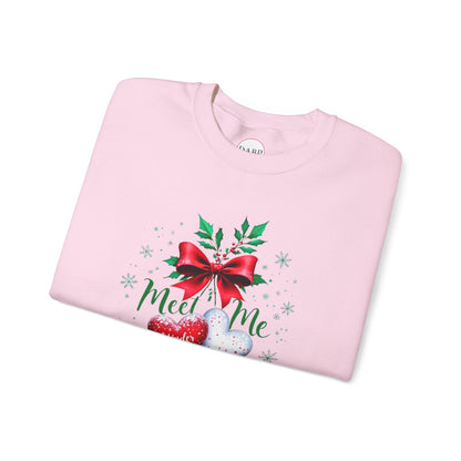 Sudadera unisex de cuello redondo Heavy Blend™ - Meet Me Under the Mistletoe - Vacaciones románticas