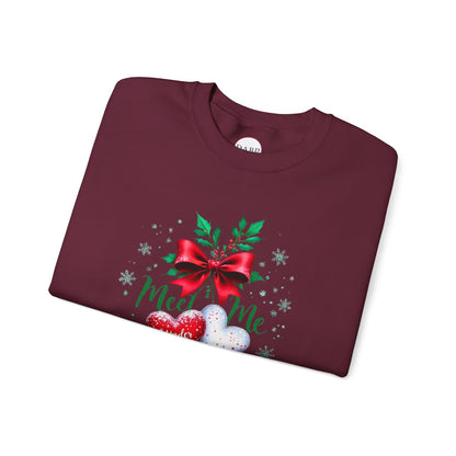 Sudadera unisex de cuello redondo Heavy Blend™ - Meet Me Under the Mistletoe - Vacaciones románticas