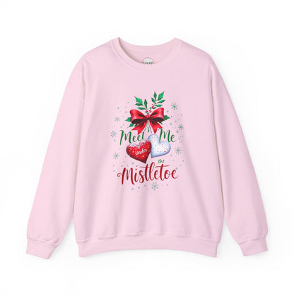 Sudadera unisex de cuello redondo Heavy Blend™ - Meet Me Under the Mistletoe - Vacaciones románticas