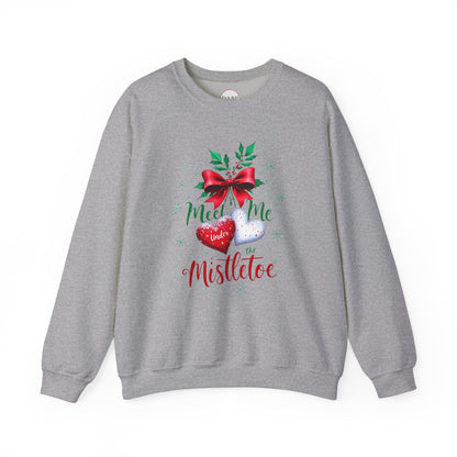 Sudadera unisex de cuello redondo Heavy Blend™ - Meet Me Under the Mistletoe - Vacaciones románticas