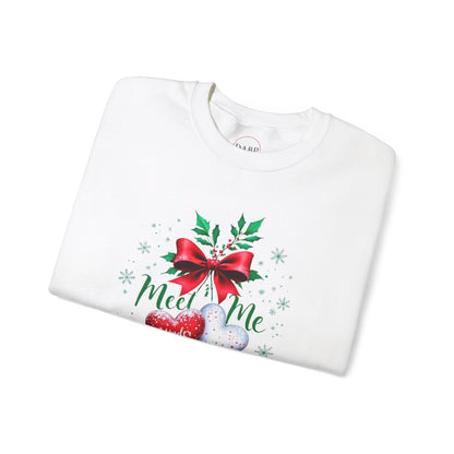 Sudadera unisex de cuello redondo Heavy Blend™ - Meet Me Under the Mistletoe - Vacaciones románticas