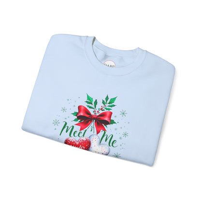 Sudadera unisex de cuello redondo Heavy Blend™ - Meet Me Under the Mistletoe - Vacaciones románticas