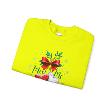Sudadera unisex de cuello redondo Heavy Blend™ - Meet Me Under the Mistletoe - Vacaciones románticas