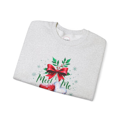 Sudadera unisex de cuello redondo Heavy Blend™ - Meet Me Under the Mistletoe - Vacaciones románticas