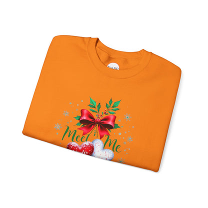 Sudadera unisex de cuello redondo Heavy Blend™ - Meet Me Under the Mistletoe - Vacaciones románticas