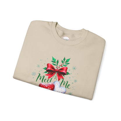 Sudadera unisex de cuello redondo Heavy Blend™ - Meet Me Under the Mistletoe - Vacaciones románticas