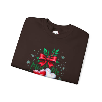 Sudadera unisex de cuello redondo Heavy Blend™ - Meet Me Under the Mistletoe - Vacaciones románticas