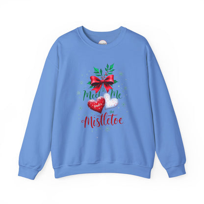 Sudadera unisex de cuello redondo Heavy Blend™ - Meet Me Under the Mistletoe - Vacaciones románticas