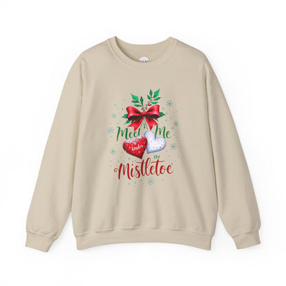 Sudadera unisex de cuello redondo Heavy Blend™ - Meet Me Under the Mistletoe - Vacaciones románticas