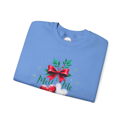 Sudadera unisex de cuello redondo Heavy Blend™ - Meet Me Under the Mistletoe - Vacaciones románticas