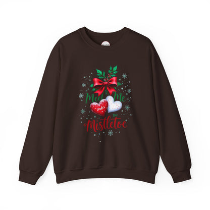 Sudadera unisex de cuello redondo Heavy Blend™ - Meet Me Under the Mistletoe - Vacaciones románticas