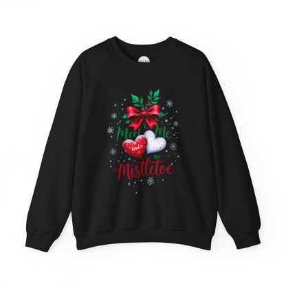 Sudadera unisex de cuello redondo Heavy Blend™ - Meet Me Under the Mistletoe - Vacaciones románticas