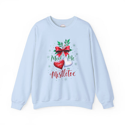 Sudadera unisex de cuello redondo Heavy Blend™ - Meet Me Under the Mistletoe - Vacaciones románticas