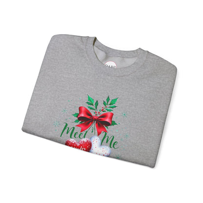 Sudadera unisex de cuello redondo Heavy Blend™ - Meet Me Under the Mistletoe - Vacaciones románticas