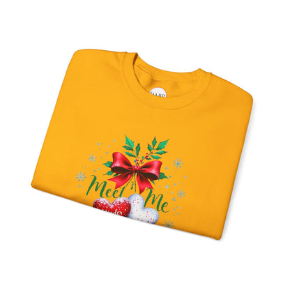Sudadera unisex de cuello redondo Heavy Blend™ - Meet Me Under the Mistletoe - Vacaciones románticas