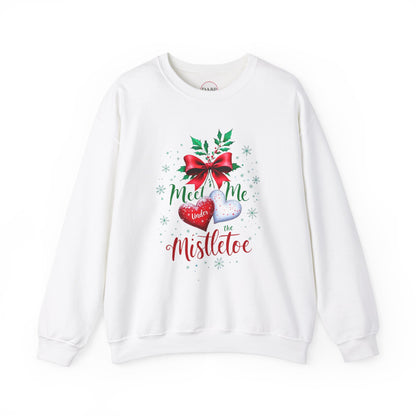 Sudadera unisex de cuello redondo Heavy Blend™ - Meet Me Under the Mistletoe - Vacaciones románticas