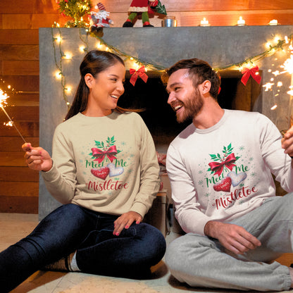 Sudadera unisex de cuello redondo Heavy Blend™ - Meet Me Under the Mistletoe - Vacaciones románticas