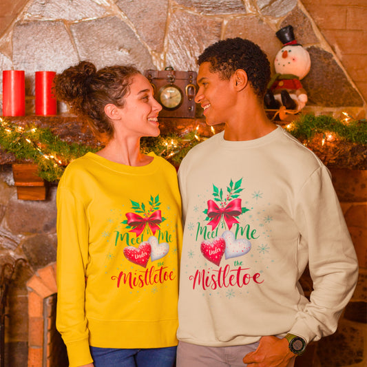Sudadera unisex de cuello redondo Heavy Blend™ - Meet Me Under the Mistletoe - Vacaciones románticas